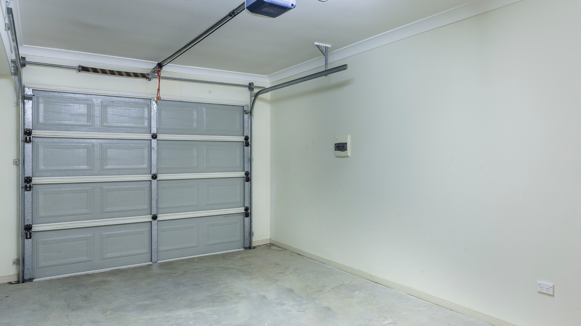 A wind-rated garage door with reinforcement struts